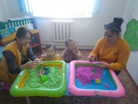 Кенетикалық құммен жұмыс:  «Құм қаласын құрастырамыз»